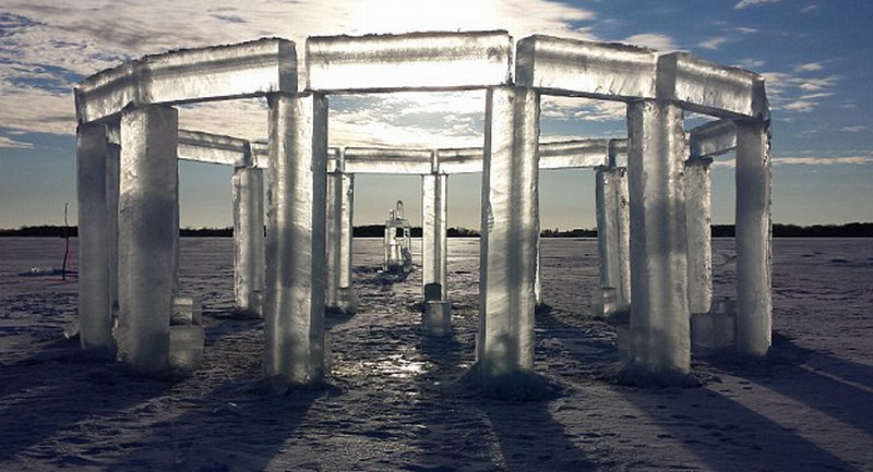 5名美國人制造冰柱版巨石陣。（網(wǎng)頁截圖）