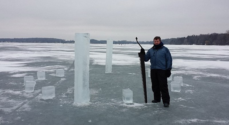 　這5名美國人使用鏈鋸和冰刀切割冰塊，用了2周時間才建成巨大的冰柱巨石陣。（網(wǎng)頁截圖）