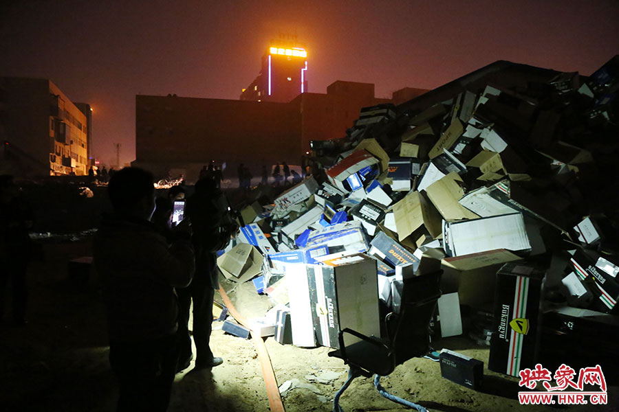 現(xiàn)場堆放著近千包裝好的鞋子 現(xiàn)場堆放著近千包裝好的鞋子