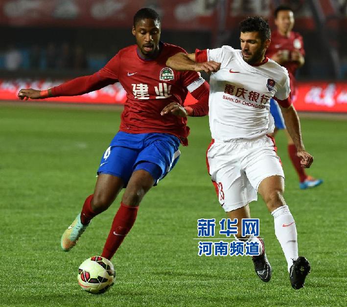 河南建業(yè)隊(duì)隊(duì)員戈麥斯（左）與重慶力帆隊(duì)隊(duì)員吉利奧蒂在比賽中拼搶。
