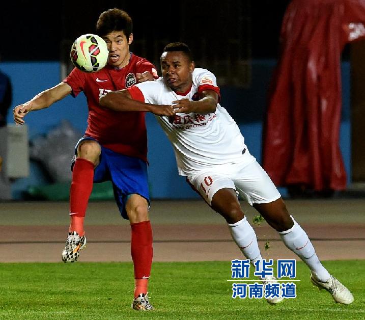 重慶力帆隊(duì)隊(duì)員科爾霍（右）在比賽中拼搶。