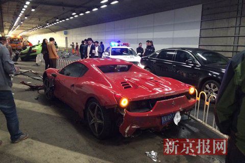 一輛蘭博基尼與一輛法拉利發(fā)生事故，現(xiàn)場(chǎng)狀況慘烈