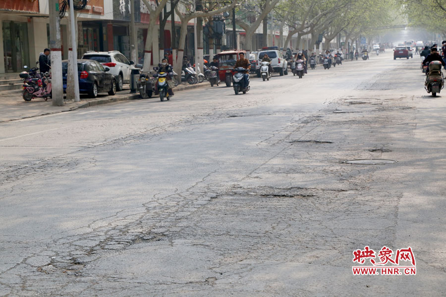 商城路上大坑小坑隨處可見 商城路上大坑小坑隨處可見