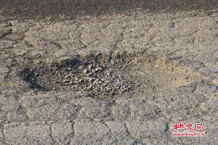 東風路上的大坑隨處可見 東風路上的大坑隨處可見