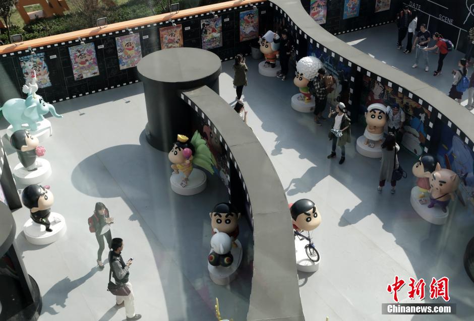 4月22日，游客與蠟筆小新合影?！跋灩P小新25周年紀(jì)念特展”日前在北京開展，吸引了不少市民游客。