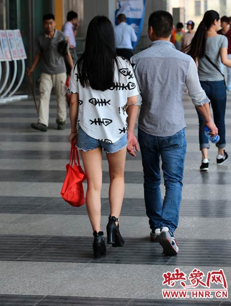 大街上短褲美女隨處可見(jiàn)