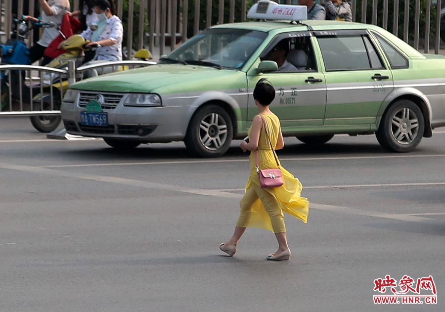 飄逸的長(zhǎng)裙，在街頭很吸引眼球