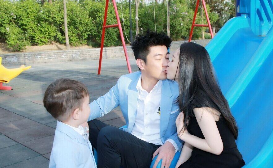 霍思燕與老公親吻,兒子看呆。霍思燕附言:“超級愛你們!520快樂!”