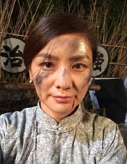 胡可曬出滿面塵土的自拍并向老公沙溢撒嬌道:“好吧,改一下,他日若我如此,你可還會愛我?@沙溢。”