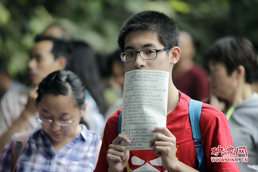 鄭州回中考點(diǎn)，等候入場的考生