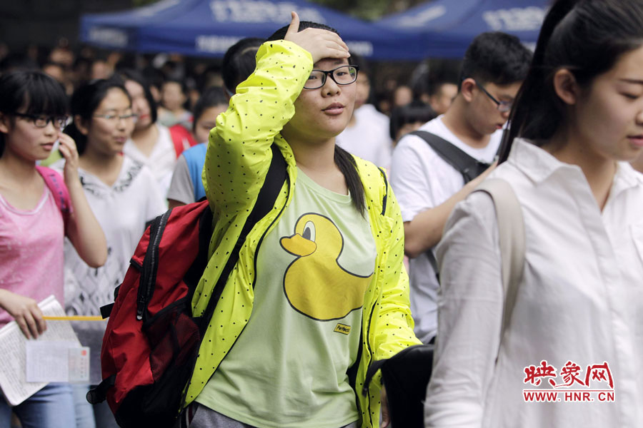 鄭州回中考點(diǎn)，考生輕松入場。