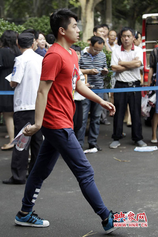 鄭州回中考點(diǎn)，考生自信入場。