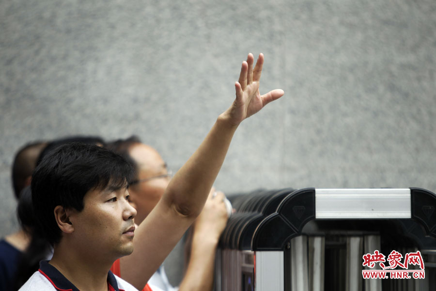 6月7日，鄭州回中考點(diǎn)?！昂伲以谶@兒！”一名家長招呼自己的孩子