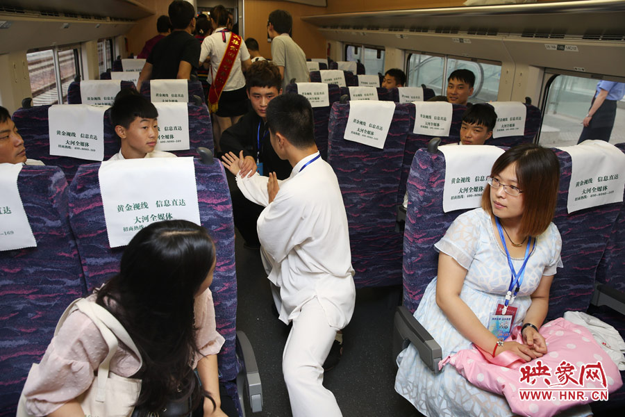 6月26日,首發(fā)的鄭焦動(dòng)車上,焦作的名片之一——太極拳表演