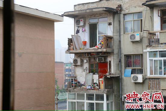 樓上多處陽臺(tái)出現(xiàn)裂縫，隨時(shí)有掉落危險(xiǎn)