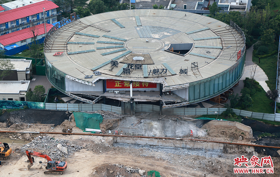 售樓部被拆掉一個角，仍在正常使用