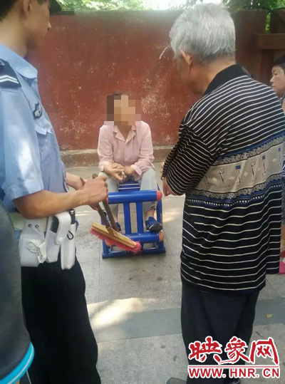 老太當時坐在健身器材上做仰臥起坐，說環(huán)衛(wèi)工人影響她鍛煉身體了，便開始謾罵環(huán)衛(wèi)工人。