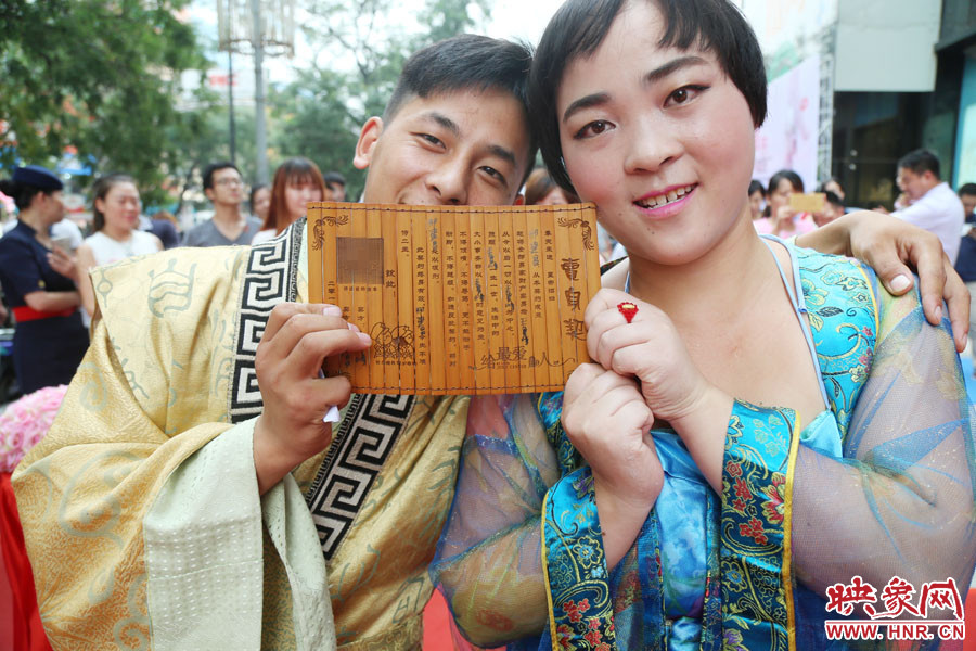 一對(duì)兒情侶現(xiàn)場(chǎng)展示“賣身契”內(nèi)容。