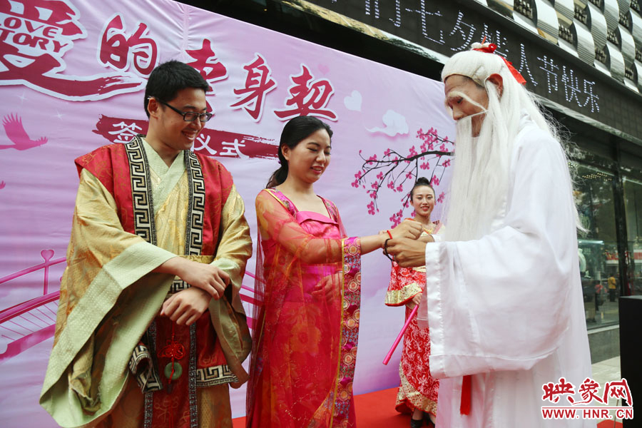 “月老”為每對(duì)情侶綁定“愛你一輩子”情侶手鏈。