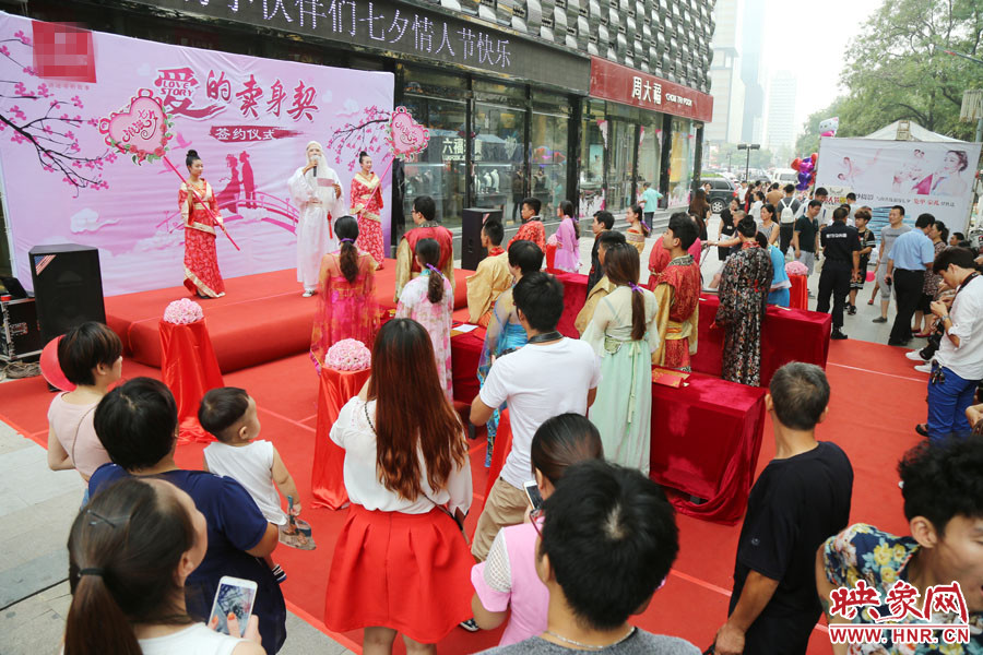 活動(dòng)現(xiàn)場(chǎng)，聚集了大量圍觀群眾。