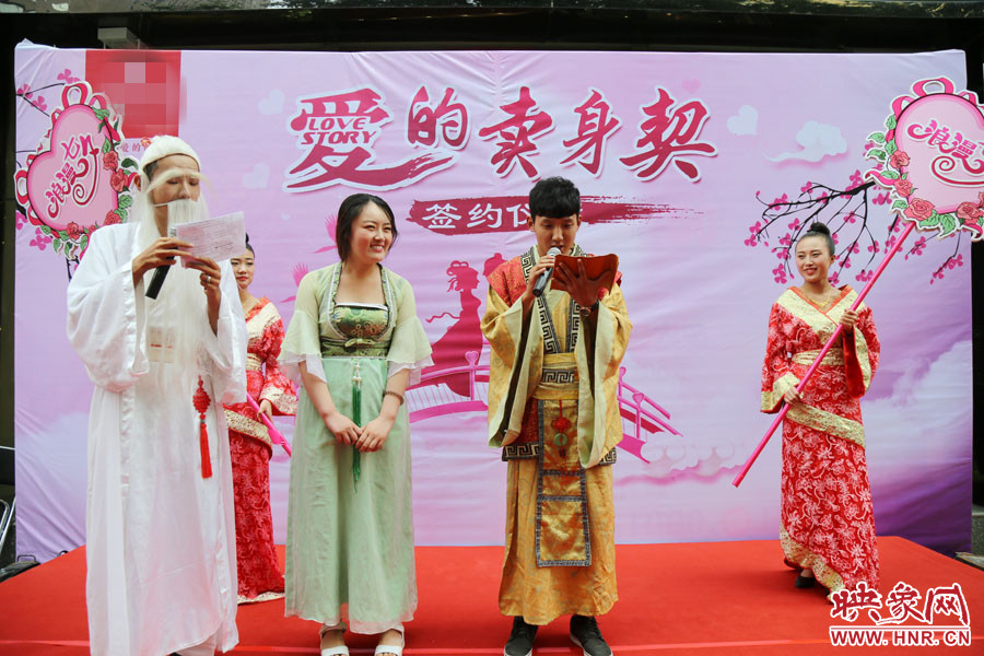 男子現(xiàn)場(chǎng)宣讀“賣身契”的內(nèi)容，讓大家作證。