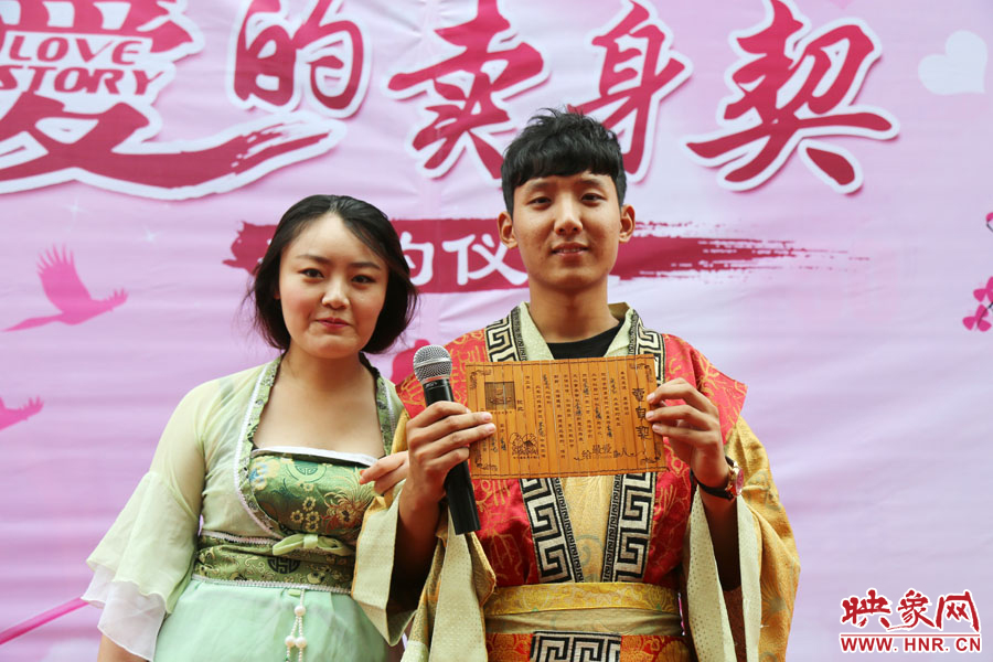 現(xiàn)場(chǎng)的8名男子異口同聲地表示，如違反此契約，可以接受處以極刑。