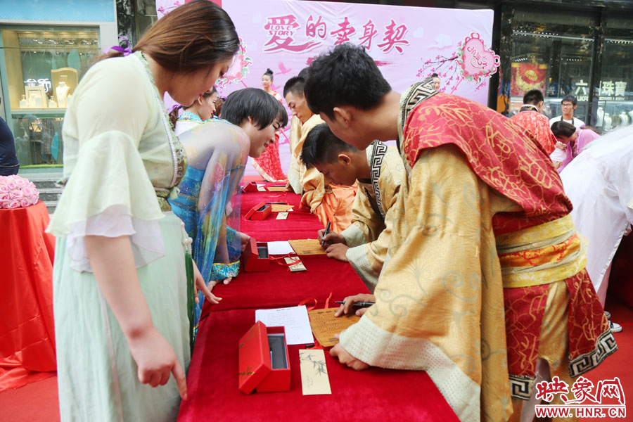 在“月老”的見證下，8名男子簽下代表真摯愛情的“賣身契”。