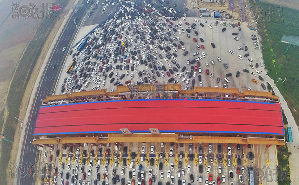 滯留的大批車輛。