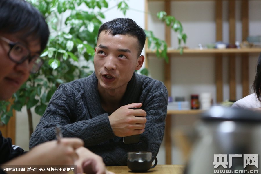 網(wǎng)絡(luò)紅人葉良辰現(xiàn)身浙江臺(tái)州，接受記者的專訪。