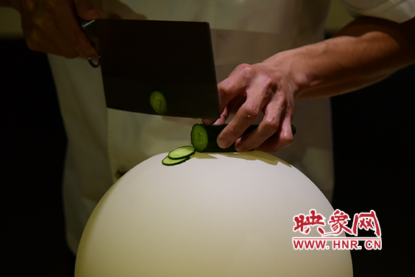 在面團(tuán)氣球上切菜。