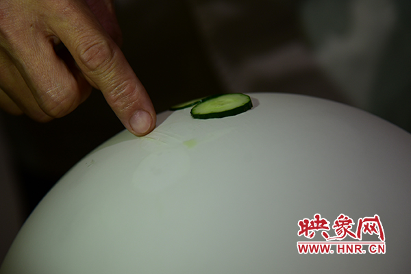 在面團(tuán)氣球上切菜。