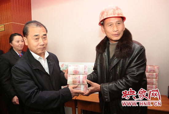 工資款發(fā)放現(xiàn)場(chǎng) 工資款發(fā)放現(xiàn)場(chǎng)