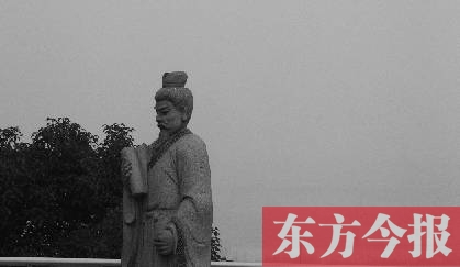 23日，從中原福塔基座平臺看向世紀(jì)歡樂園的景象