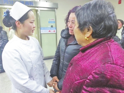 被救老人的家屬激動地握著張楠的手，連連道謝。