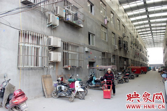 三棟居民樓沒有任何手續(xù)，沒有房產(chǎn)證，售價超級低。