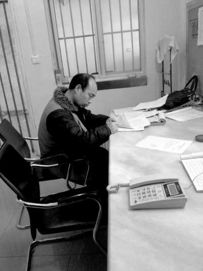 侯見志在看守所中簽署上訴書。律師供圖