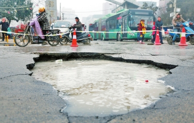 　路面陷了個大坑，下面是自來水公司的主管道。