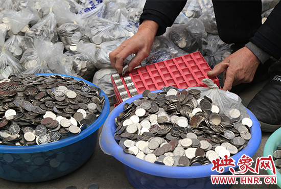 這筆“巨資”大部分已被員工清點(diǎn)好，都是1元硬幣，每500元用一小袋裝起來(lái)。