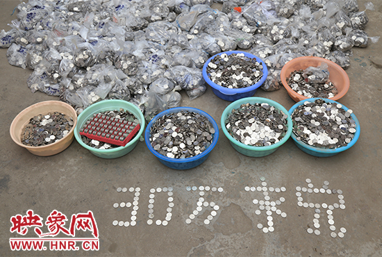 據(jù)負(fù)責(zé)清點(diǎn)“巨資”的張大爺介紹，這筆“巨資”積攢了兩個(gè)月左右，有30萬(wàn)左右，重達(dá)3000多斤。