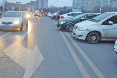 東風(fēng)渠橋上成了停車場 東風(fēng)渠橋上成了停車場