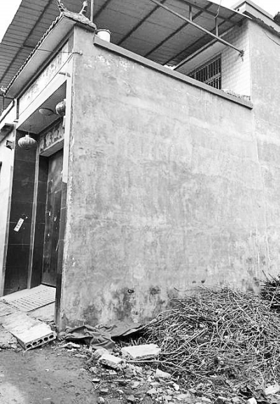 李曉陽跳下來的位置位于家里的二樓平臺上，距離地面五六米高。