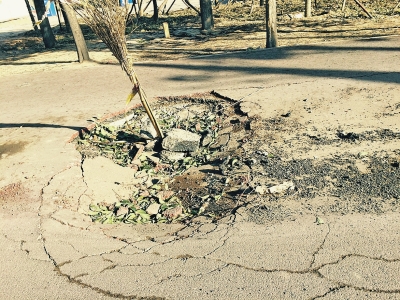 在路面正中間塌陷11平方米，最深處約半米深。