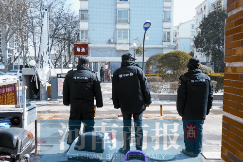 小區(qū)門口有兩撥保安把門，分屬不同的物業(yè)公司