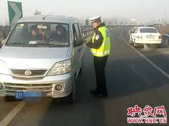 2月3日，一名男子因錯(cuò)過(guò)了路口不顧自身安全竟然在高速上逆行，被焦作高速交警逮個(gè)正著。