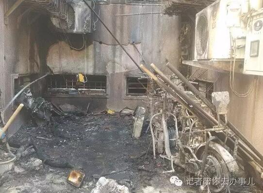 鄭州一小區(qū)電動(dòng)車(chē)充電引大火 八旬老太赤腳逃命