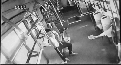 小情侶公交車上旁若無人吃西瓜，弄臟車廂環(huán)境引不滿。