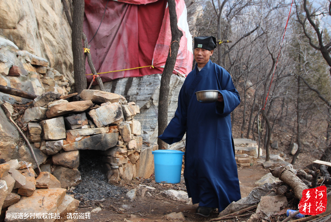 崔道長(zhǎng)原籍東北，兩年前還只是一個(gè)普通的農(nóng)民工，領(lǐng)著交往了半年的女朋友，住進(jìn)了工棚。工棚里人員復(fù)雜，一次偶然的機(jī)會(huì)，他發(fā)現(xiàn)女朋友似乎和工頭有染，求證的過(guò)程中，挨了揍。