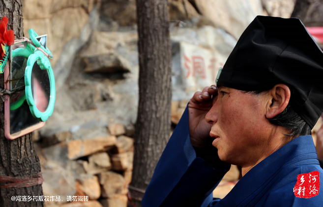 在一個(gè)下著雨的傍晚，他的行李被兩個(gè)五大三粗的壯漢，扔出了工棚。他于是一路南下，沿路打聽著少林寺，來(lái)到登封，打算學(xué)得一兩手功夫，回去報(bào)仇。在少林寺附近徘徊數(shù)日，因無(wú)人引薦，花光了身上所有的錢，也沒能進(jìn)入少林寺。