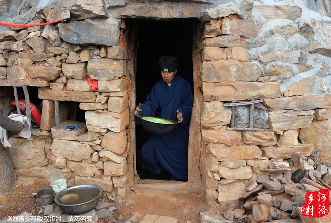 老崔走投無(wú)路中，跟著一個(gè)在嵩山后山修行的道士上了山，找了個(gè)半山腰前人堆砌出來(lái)的石屋安身。