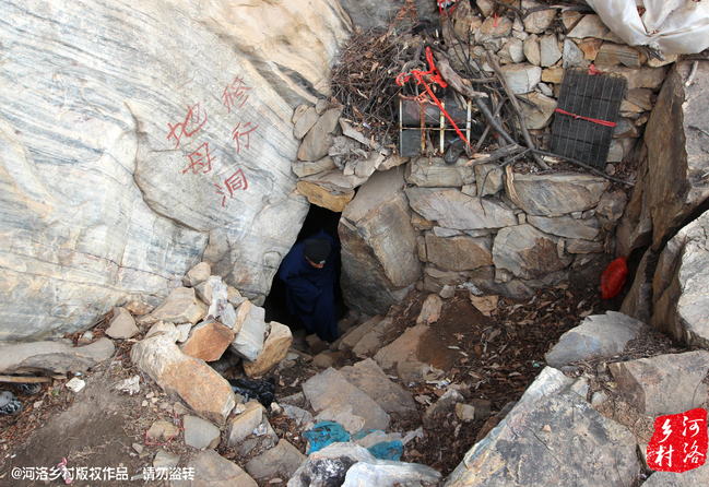 老崔說(shuō)，以前就經(jīng)常半夜做夢(mèng)，夢(mèng)到女媧娘娘在召喚自己。上山以后，居住附近，竟然真的有一個(gè)地母洞，也不知是誰(shuí)供奉了女媧娘娘的神像，后來(lái)這兒似乎成了老崔的獨(dú)家道場(chǎng)。